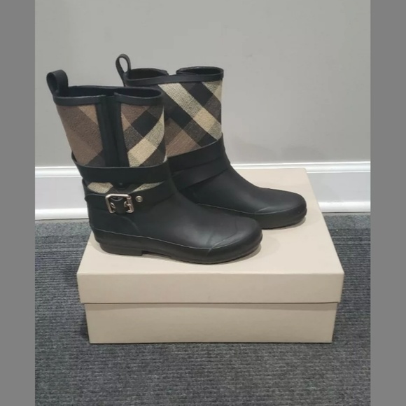 Burberry Shoes - Burberry rainboots size 6